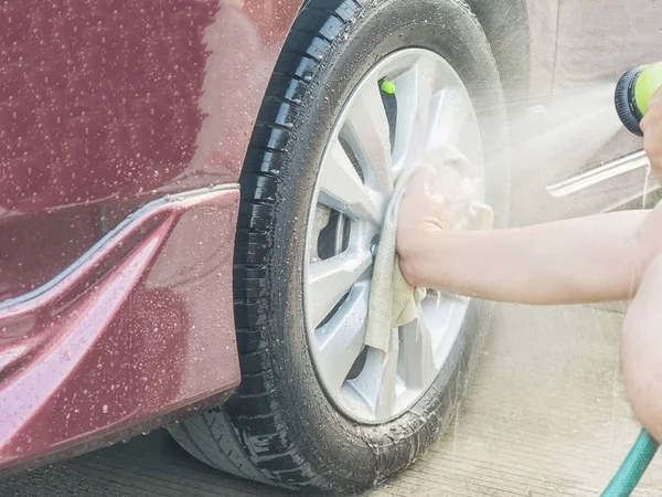 Mano Hombre Está Limpiando Una Rueda Coche Usando Tela Agua —  Fotos de Stock