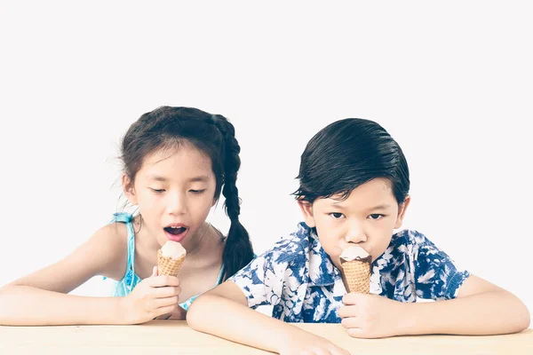 Asiático Niños Comiendo Helado — Foto de Stock