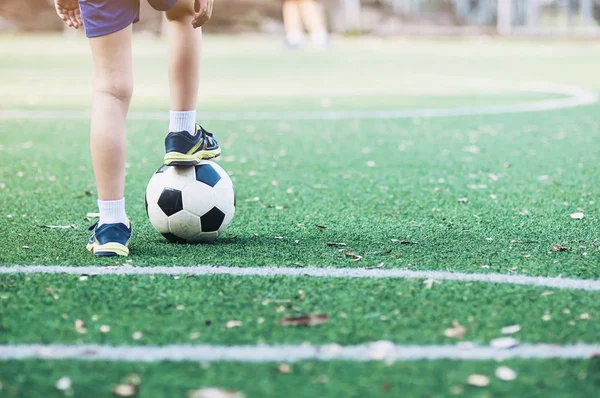 Top futbol sahası başlatmak veya yeni oyun - spor oyuncu kavramı oynamak hazır ile ayakta çocuk