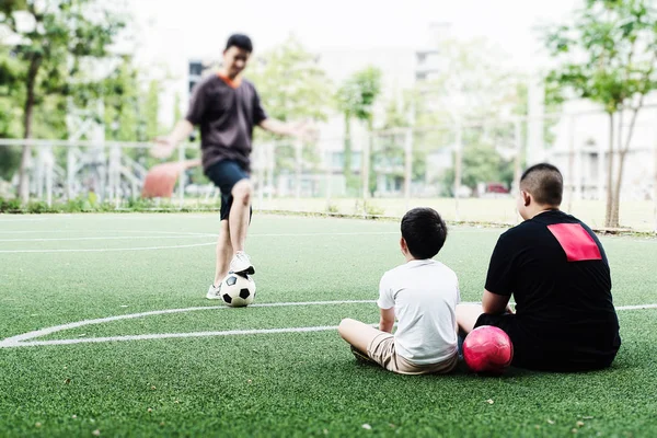 Papa Entraîne Ses Enfants Jouer Football Football Dans Terrain Football — Photo