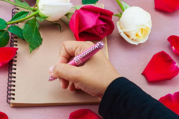 Scrittura Femminile Mano Taccuino Con Decorazione Rose Rosse Bianche — Foto Stock
