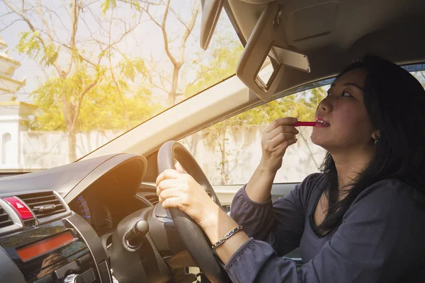 Kobieta Składających Się Twarz Użyciem Szminki Podczas Jazdy Samochodu Niebezpieczne — Zdjęcie stockowe