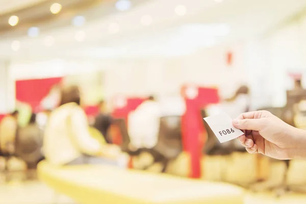 Homem Está Segurando Cartão Fila Enquanto Espera Moderna Área Recepção — Fotografia de Stock