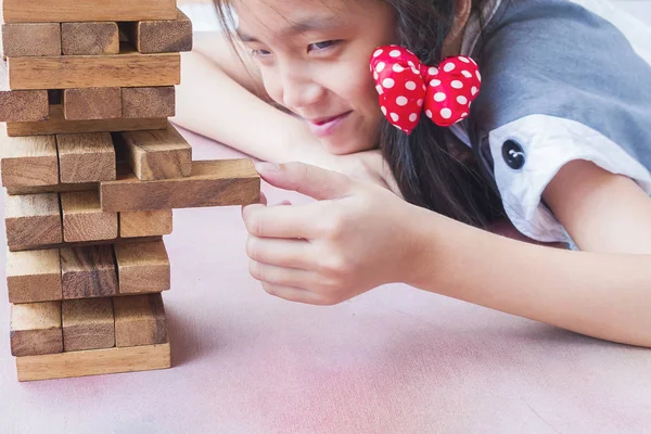 Asiatico Bambino Sta Giocando Blocchi Legno Torre Gioco Praticare Abilità — Foto Stock