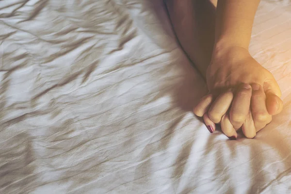 Man Håller Kvinna Hand Vit Säng Par Sexuella Koncept — Stockfoto
