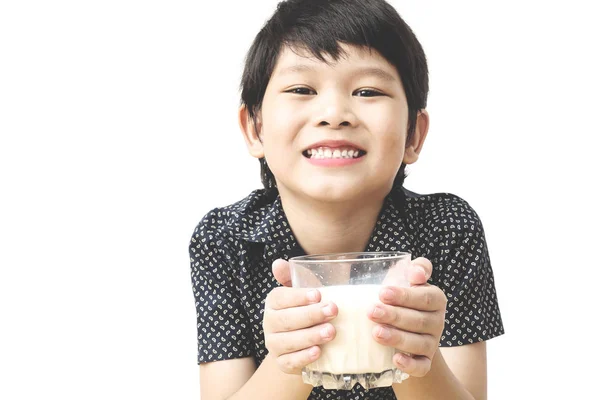 Menino Asiático Está Bebendo Copo Leite Sobre Fundo Branco Foto — Fotografia de Stock