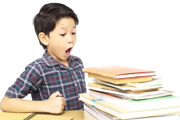 亚洲男孩一边喊一边看着一堆被隔离在白色背景上的书 — 图库照片