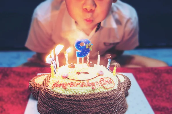 Kid Está Alegremente Soprando Velas Seu Bolo Aniversário Conceito Festa — Fotografia de Stock
