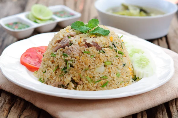 Arroz Frito Con Salsa Chile Sopa Sobre Mesa Madera — Foto de Stock