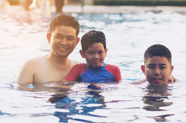 幸せなお父さんと息子のプールで泳ぐ — ストック写真