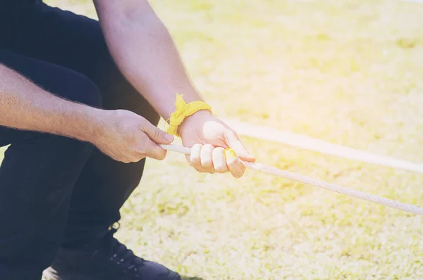 Homem Puxando Corda Rebocador Jogo Guerra Dia Esporte Escolar — Fotografia de Stock