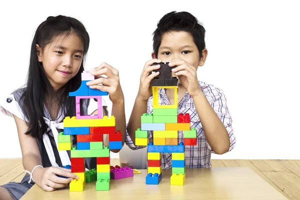 Bambini Che Giocano Pezzi Plastica Blocchi Costruzione Creativa — Foto Stock