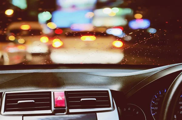 Вид Спереди Автомобиль Выглядывающий Изнутри Каплями Дождя Светлом Дорожном Фоне — стоковое фото