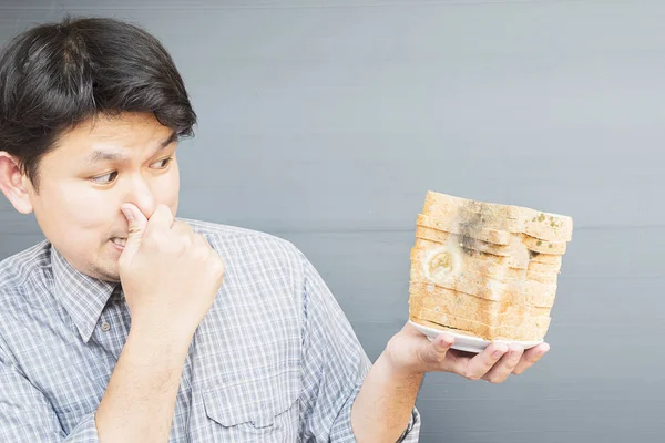 Man Visar Dålig Lukt Uttryck Med Gamla Svampar Decay Bröd — Stockfoto