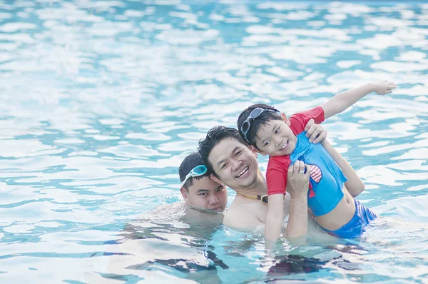 Baba Iki Oğlu Açık Yüzme Havuzunda Mutlu Aile Oyun Zaman — Stok fotoğraf