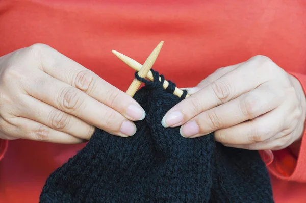 Vrouw Handen Maken Van Zwarte Hoed Breien — Stockfoto