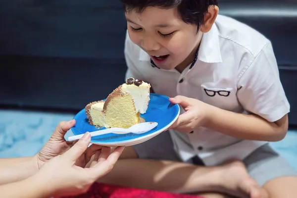 子供が喜んで吹いているろうそく彼の誕生日ケーキ 楽しい誕生日パーティーお祝いコンセプト — ストック写真