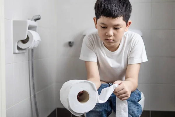 Menino Asiático Sentado Vaso Sanitário Segurando Papel Tissue Conceito Problema — Fotografia de Stock