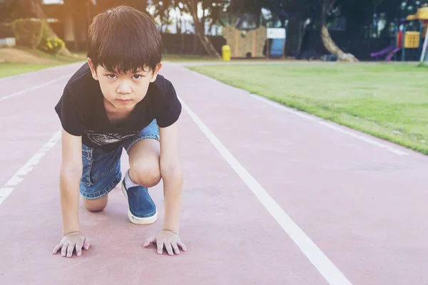 健康的な学校の男の子の開始時点で 活動的な競争の概念を実行する準備ができて — ストック写真