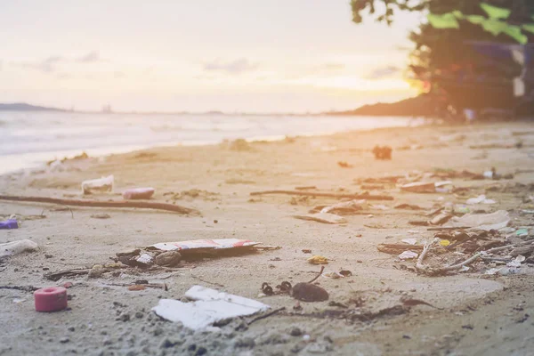 Śmietnik Piaszczystej Plaży Wyświetlone Problem Zanieczyszczenia Środowiska — Zdjęcie stockowe