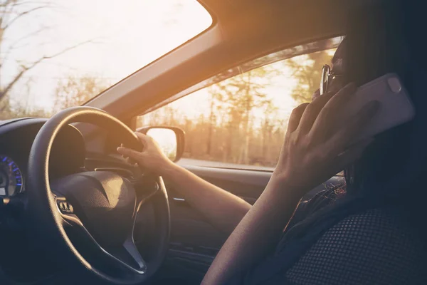 Женщина Использующая Мобильный Телефон Время Вождения Автомобиля Опасно — стоковое фото