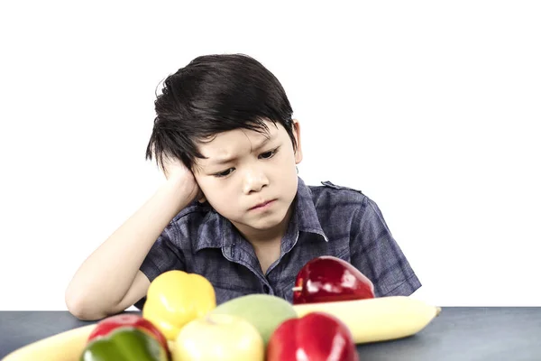 Aziatische Jongen Tonen Afkeer Expressie Aan Groenten Witte Achtergrond — Stockfoto