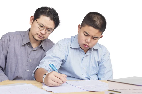 アジアの父が真剣に彼の 歳の息子に宿題を教える — ストック写真