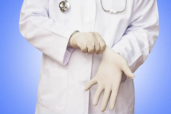 Männliche Arzt Legt Handschuh Bereit Seinen Patienten Mit Hellgradienten Blauen — Stockfoto