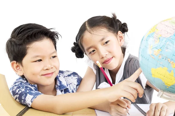 Asiático Niños Estudiando Globo Sobre Blanco Fondo — Foto de Stock