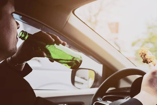 Człowiek Pije Piwo Jedzenie Smażone Chicken Podczas Jazdy Samochodem — Zdjęcie stockowe