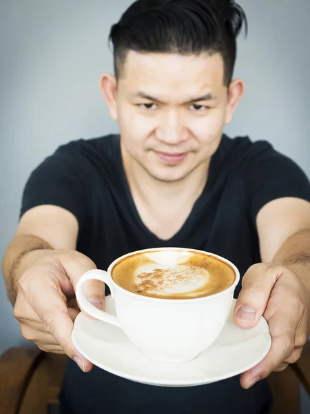 Barista Man Avtjänar Kaffekopp Till Dig — Stockfoto