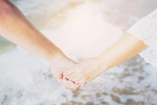 Asiático Casal Está Segurando Mão Perto Mar Com Sol Quente — Fotografia de Stock