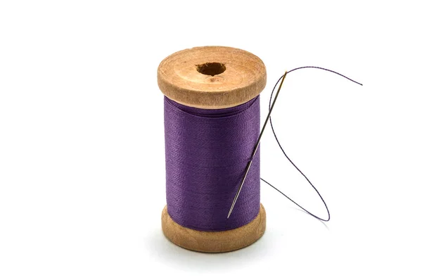 带针头的浅紫色线的独立木线轴 — 图库照片
