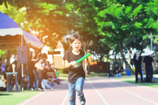 Menino Escola Está Correndo Durante Corrida Revezamento Festival Dia Esporte — Fotografia de Stock