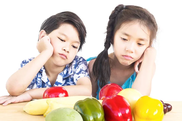 Aziatische Jongen Meisje Met Afkeer Expressie Met Kleurrijke Groenten Geïsoleerd — Stockfoto