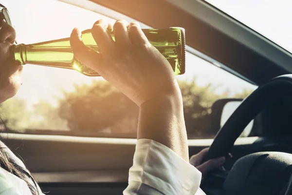 Kobieta Pije Piwo Podczas Jazdy Samochodem — Zdjęcie stockowe