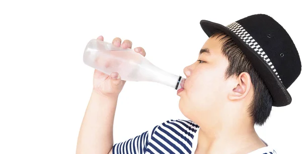 歳少年は 白で隔離された新鮮で冷たい水のボトルを飲んでいます — ストック写真