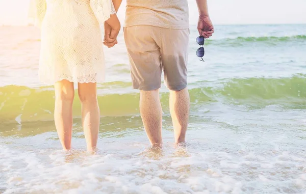 Asiatisch Pärchen Bei Die Strand — Stockfoto