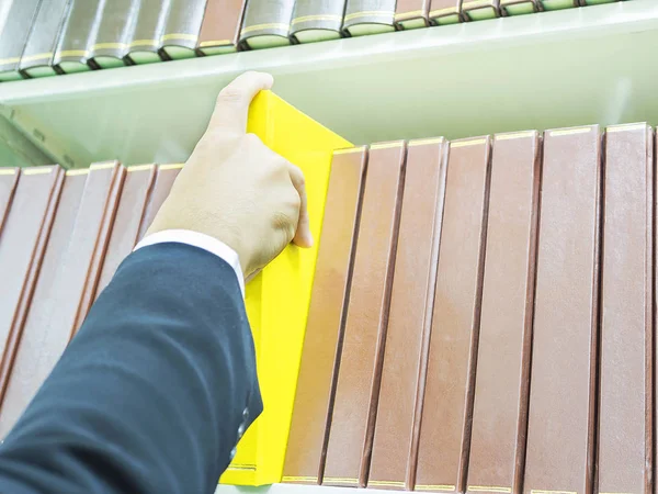 Mano Del Hombre Está Tomando Libro Estantería — Foto de Stock