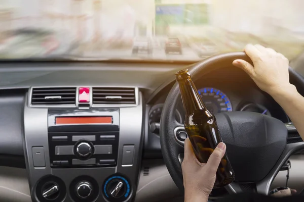 Mujer Bebiendo Cerveza Mientras Conduce Coche — Foto de Stock