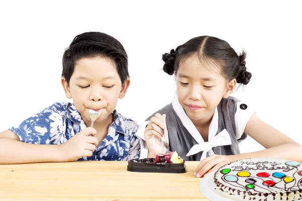 Asiático Crianças São Felizes Comer Bolo Caseiro Sobre Fundo Branco — Fotografia de Stock
