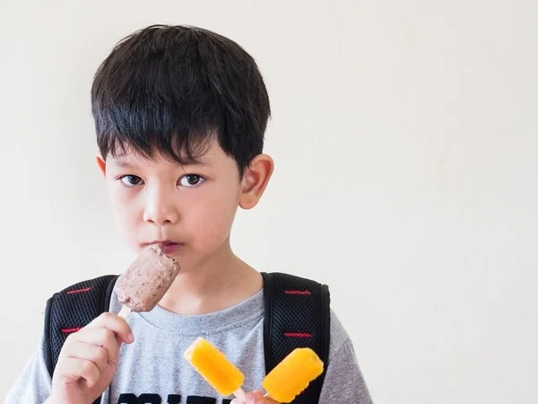 Rapaz Comer Gelado Foto Está Focada Seus Olhos — Fotografia de Stock