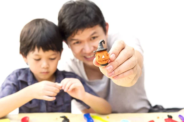 Asiatico Padre Giocare Halloween Argilla Con Figlio — Foto Stock