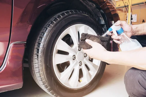 Service Mann Wächst Autoreifen Garage Wartungskonzept Für Autos — Stockfoto