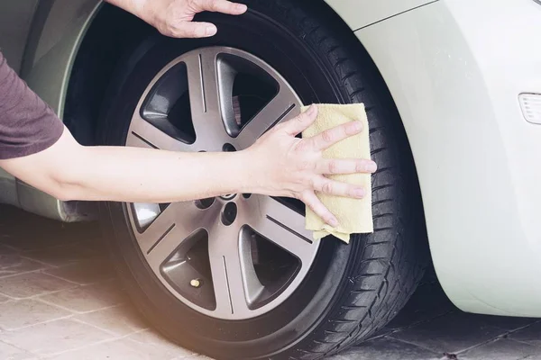 Hombre Limpio Encerar Coche Concepto Servicio Mantenimiento Coches Aire Libre —  Fotos de Stock