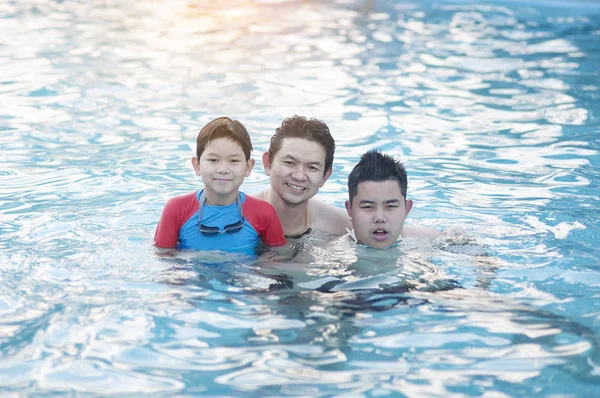 Baba Iki Oğlu Açık Yüzme Havuzunda Mutlu Aile Oyun Zaman — Stok fotoğraf
