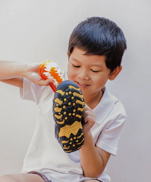 Rapaz Está Feliz Limpar Sapato — Fotografia de Stock