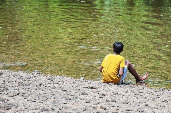 Çocukta Ayakta Balıkçılık Sarı Shirt Yerel Halkın Kavramı Balık Tutma — Stok fotoğraf