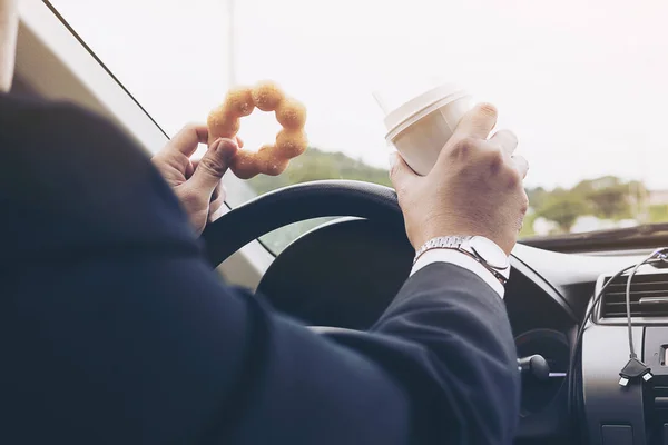 Человек Ест Пончики Кофе Время Вождения Автомобиля Многозадачная Небезопасная Концепция — стоковое фото