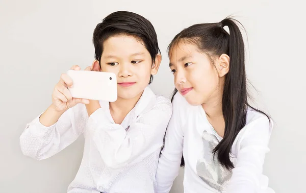 Adorável Asiático Casal Escola Crianças Tomando Selfie Anos Sobre Fundo — Fotografia de Stock